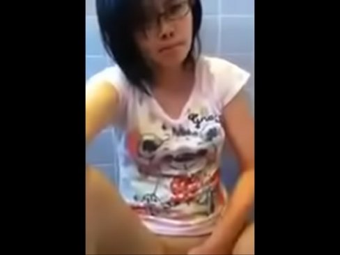 หลุดนักเรียนสาวแว่น นั่งช่วยตัวเอง ในห้องน้ำเสียวนน้ำกระจายเลยครับ จัดไปอย่าให้เสียคลิปนี้