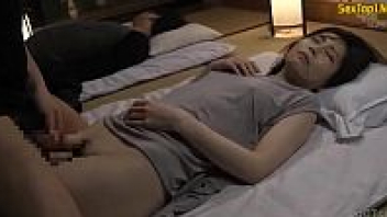 เอวี18+ญี่ปุ่นออกใหม่ pornแนวลักหลับสาวขี้เซา เจอคนขี้เอาย่องมาเย็ดกลางดึกในโรงแรม ตื่นมาเสียวหีปิดปากกลัวผัวตื่น แล้วต้องหยุดเย็ดสด