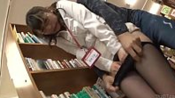 JAV PORN บรรณารักษ์โป๊โดนเย็ดในห้องสมุด เจอนักเรียนเงี่ยนควยฉุดเข้ามุมชั้นหนังสือ ถกกระโปรงเสียบสดเย็ดอย่างไร้การขัดขืน
