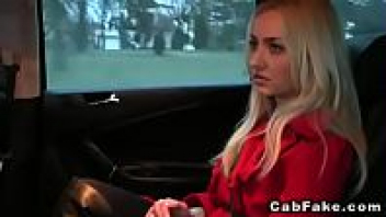 หนังโป๊พรีเมี่ยม Creampie Premium สาวผมทองนั่งขย่มเย็ดบนรถ เสียวหีสดๆกับคนขับแท็คซี่ควยโต