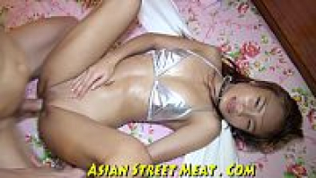 หนังโป๊เอเชียค่ายดัง Asian Street Meat เย็ดสาวอวบพม่าร้อนเงิน โดนเย็ดแล้วน้ำหีเยอะเต็มควย เย็ดโครตมันควยจนเกือบแตกในชักควยออกมาแตกใส่นมทัน