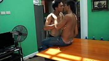 หนังโป๊เกย์เขมร Gay Weinks Asia คนงานแอบมาเย็ดกันตอนพักเที่ยง xxx จับกดกับโต๊ะแล้วโมกควยไม่หยุด เสียวแบบนี้ต้องเย็ดตูดต่ออีกน้ำ